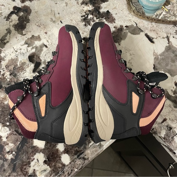 NWOB Columbia Women's Newton Ridge Plus in Marionberry Black Size 6.5 - Picture 7 of 11